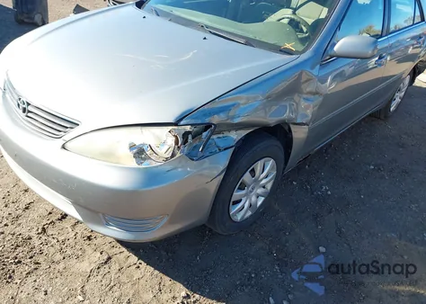 2005 Toyota Camry Le z USA, uszkodzony, nr VIN 4T1BE32K15U502621